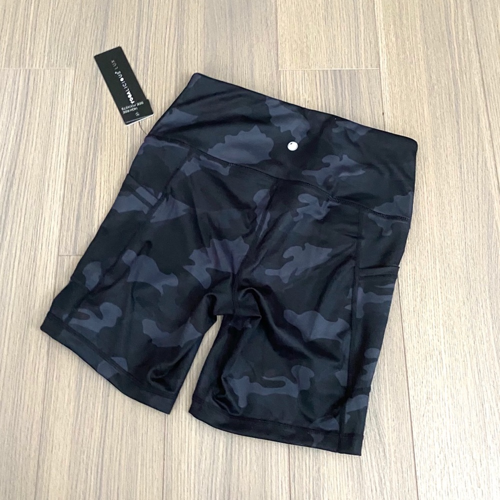 🔥NWT Yogalicious Black Camo Shorts w/ pock…
